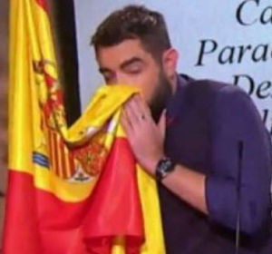 Dani Mateo durante el sketch en el que se sonó la nariz con la bandera española Dani Mateo durante el sketch en el que se sonó la nariz con la bandera española