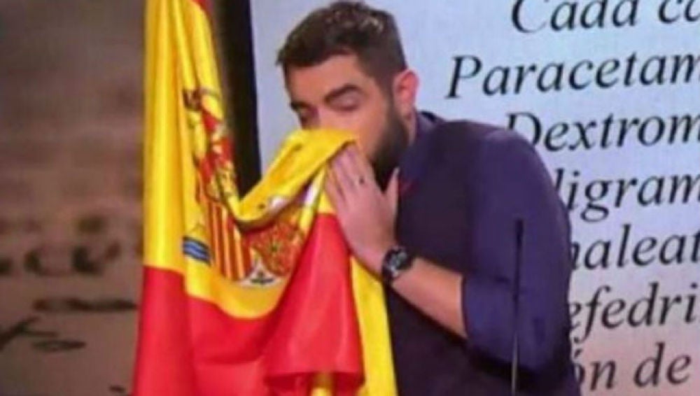 Dani Mateo durante el sketch en el que se sonó la nariz con la bandera española