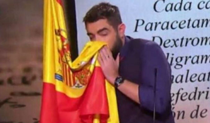 Piden archivar la causa contra Dani Mateo por sonarse la nariz con la bandera de España al ver sólo una puesta en escena Piden archivar la causa contra Dani Mateo por sonarse la nariz con la bandera de España al ver sólo una puesta en escena