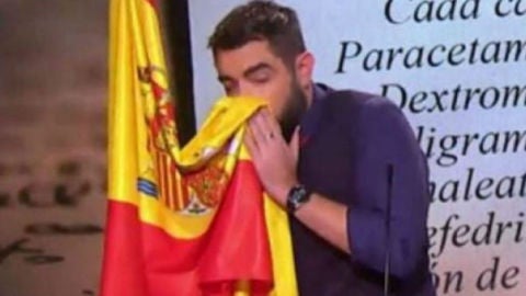 Dani Mateo durante el sketch en el que se son&oacute; la nariz con la bandera espa&ntilde;ola