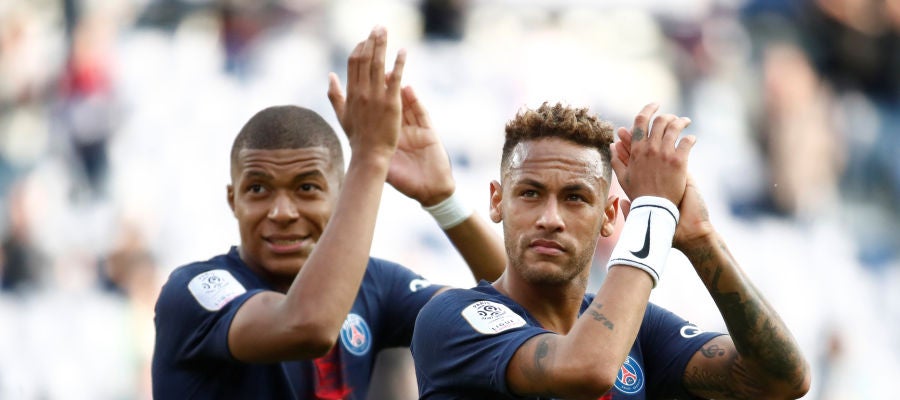 Neymar y Mbappé aplauden a la afición tras un partido Neymar y Mbappé aplauden a la afición tras un partido