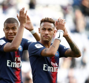Neymar y Mbappé aplauden a la afición tras un partido Neymar y Mbappé aplauden a la afición tras un partido