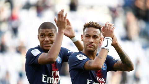Neymar y Mbapp&eacute; aplauden a la afici&oacute;n tras un partido