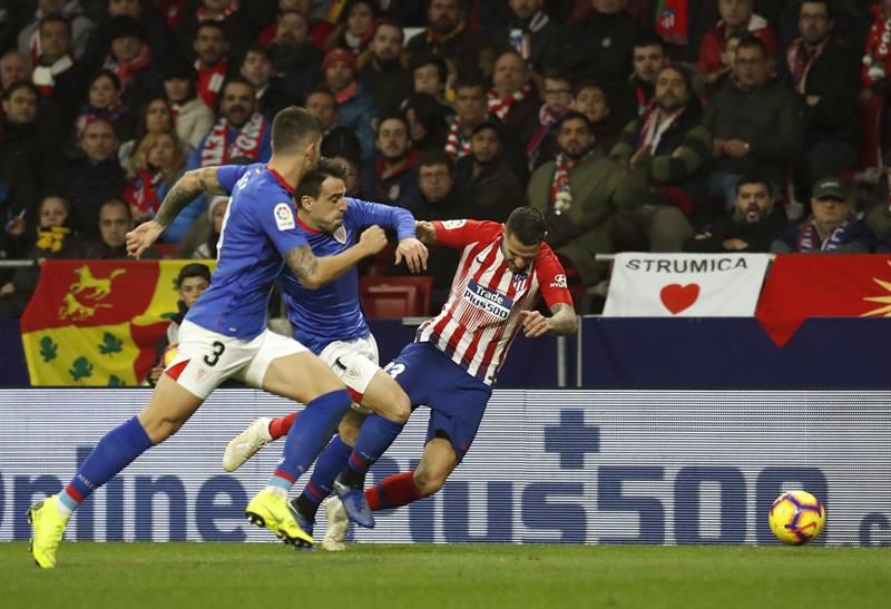 El Atlético remonta y se lleva el partido gracias a un gol del 'cojo' Godín El Atlético remonta y se lleva el partido gracias a un gol del 'cojo' Godín