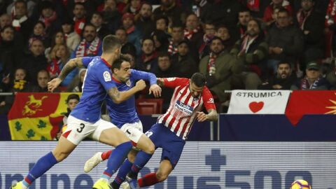 Vitolo lucha con Be&ntilde;at por hacerse con el bal&oacute;n. 