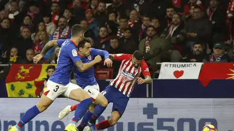 Vitolo lucha con Beñat por hacerse con el balón. Vitolo lucha con Beñat por hacerse con el balón.