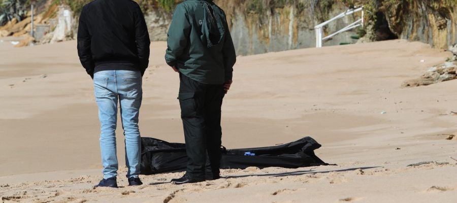 La Guardia Civil recupera el cadáver de otro de los ocupantes de la patera que naufragó La Guardia Civil recupera el cadáver de otro de los ocupantes de la patera que naufragó