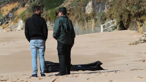 La Guardia Civil recupera el cad&aacute;ver de otro de los ocupantes de la patera que naufrag&oacute;
