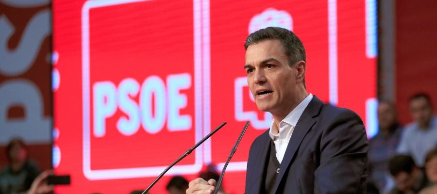 Pedro Sánchez, durante su intervención en un mitin multitudinario en el municipio madrileño de Fuenlabrada Pedro Sánchez, durante su intervención en un mitin multitudinario en el municipio madrileño de Fuenlabrada