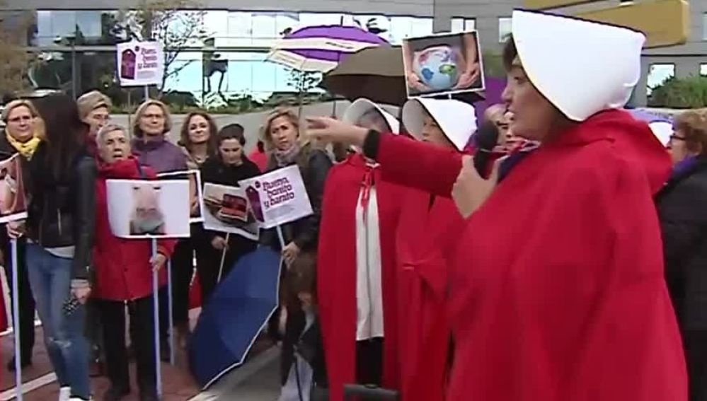 Mujeres vestidas de 'El cuento de la criada' protestan en Valencia contra los vientres de alquiler Mujeres vestidas de 'El cuento de la criada' protestan en Valencia contra los vientres de alquiler