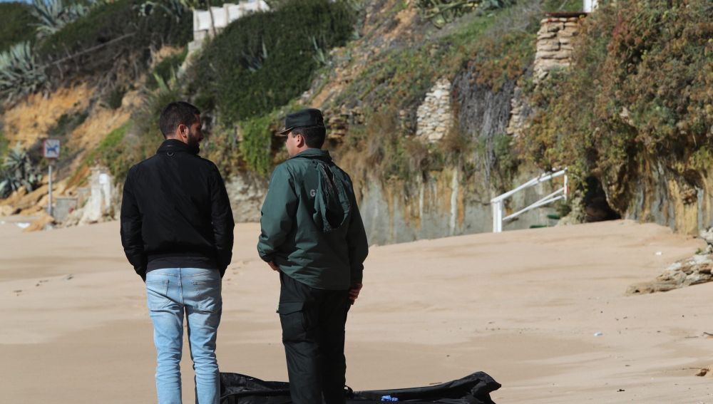 Hallan a un duodécimo inmigrante muerto tras el naufragio de una patera en Cádiz