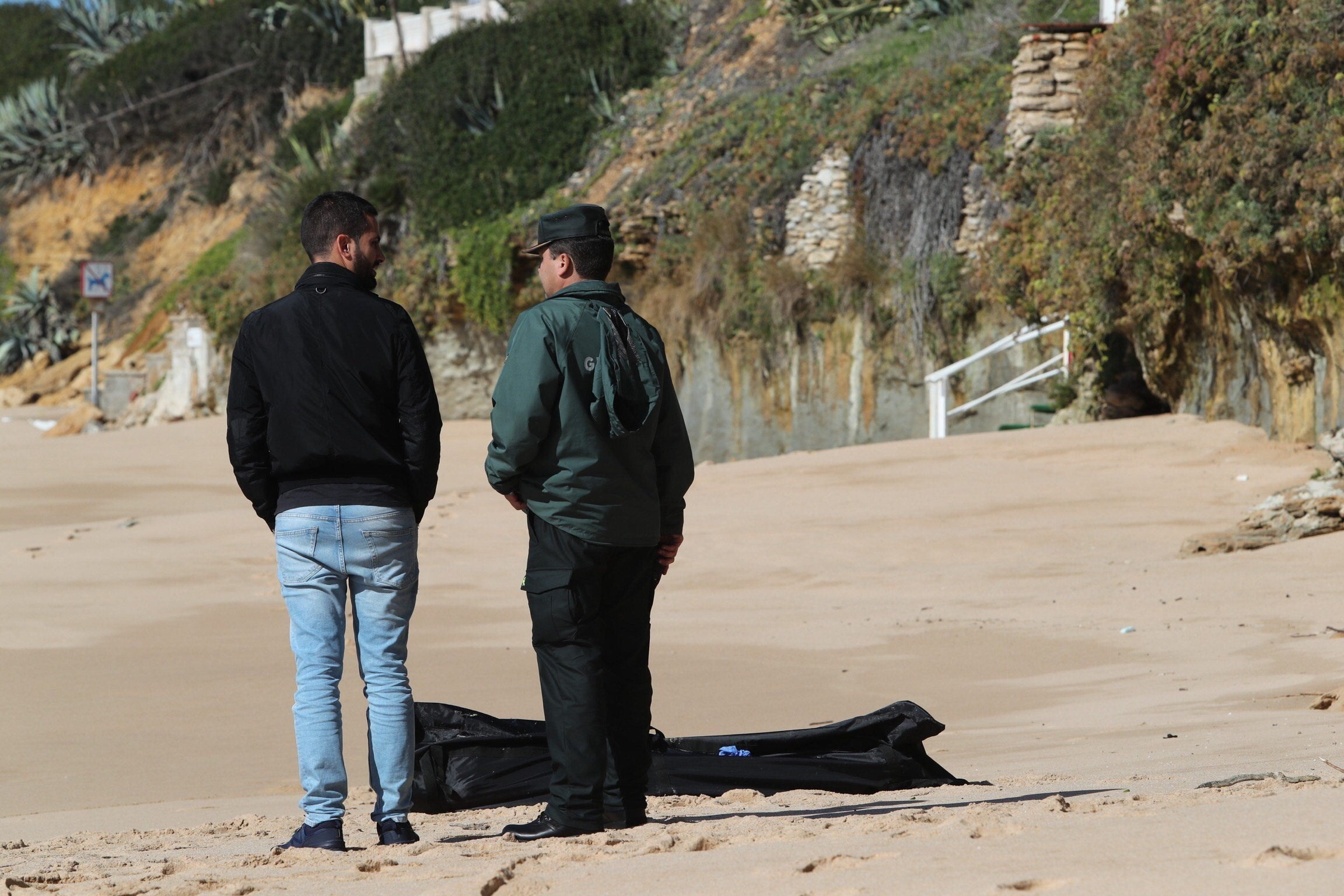 Encontradas dos personas muertas en una patera en la playa de Chilches en Vélez (Málaga) Encontradas dos personas muertas en una patera en la playa de Chilches en Vélez (Málaga)
