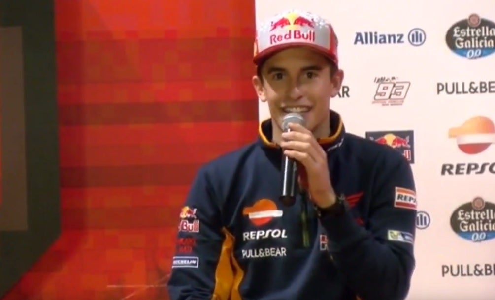 Márquez: "Prefiero emplear el tiempo firmando autógrafos a que mis aficionados me vean de lejos en el balcón del Ayuntamiento" Márquez: "Prefiero emplear el tiempo firmando autógrafos a que mis aficionados me vean de lejos en el balcón del Ayuntamiento"