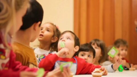 Varios niños en un comedor escolar