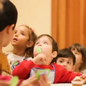 Varios niños en un comedor escolar Varios niños en un comedor escolar