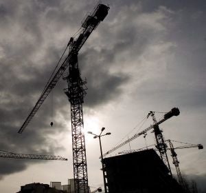 Grúas al lado de un edificio en construcción Grúas al lado de un edificio en construcción