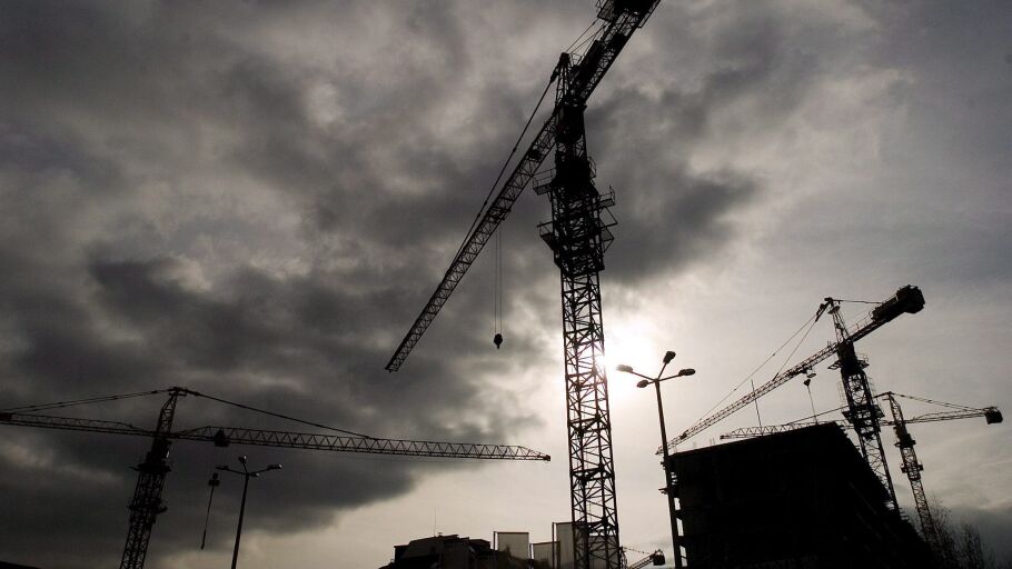 Gr&uacute;as al lado de un edificio en construcci&oacute;n
