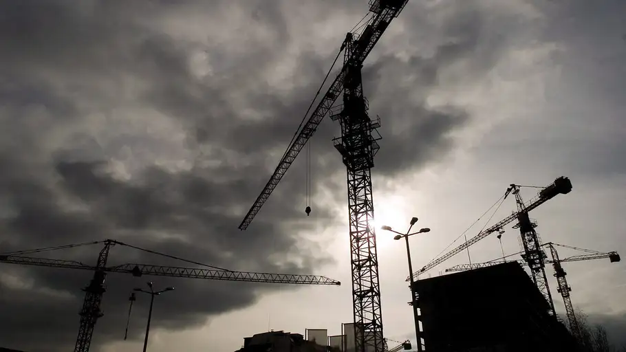 Grúas al lado de un edificio en construcción Grúas al lado de un edificio en construcción