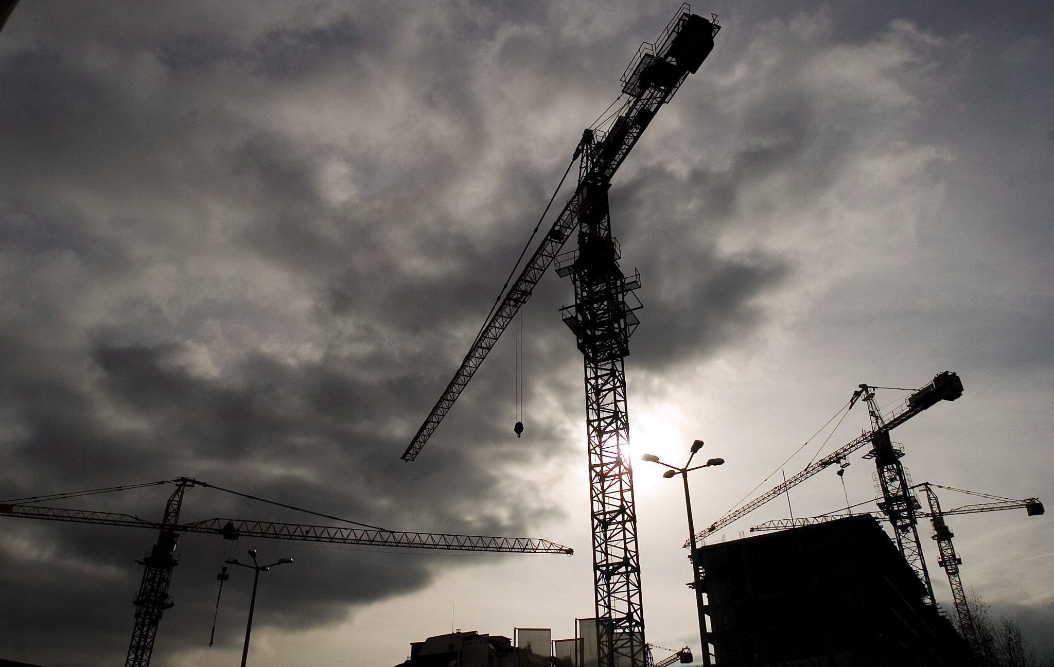 Fallece un trabajador en Bilbao tras caer desde un tejado Fallece un trabajador en Bilbao tras caer desde un tejado