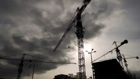 Grúas al lado de un edificio en construcción Grúas al lado de un edificio en construcción