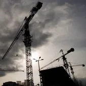 Grúas al lado de un edificio en construcción Grúas al lado de un edificio en construcción