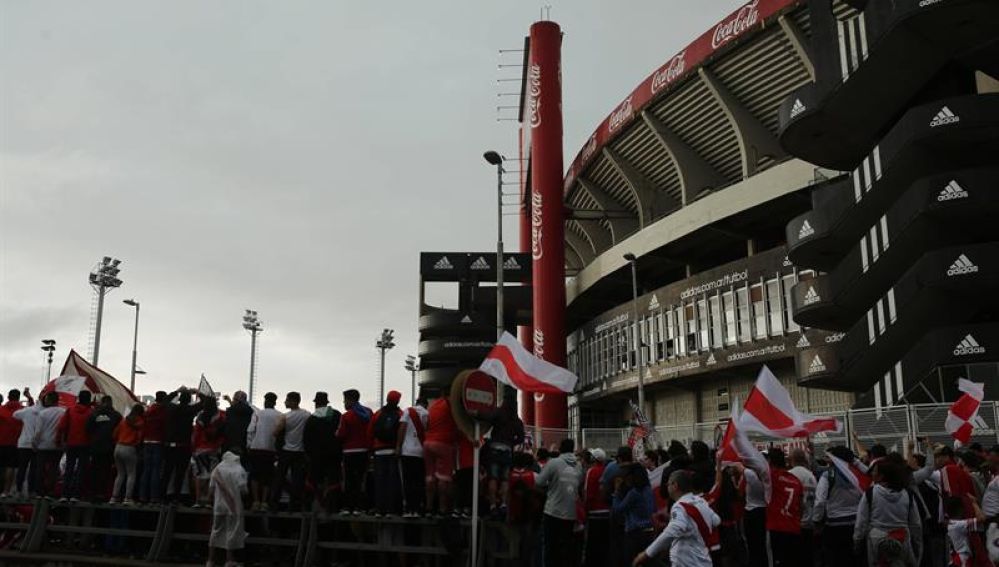 Aficionados de River Plate a las puertas de La Bombonera. 