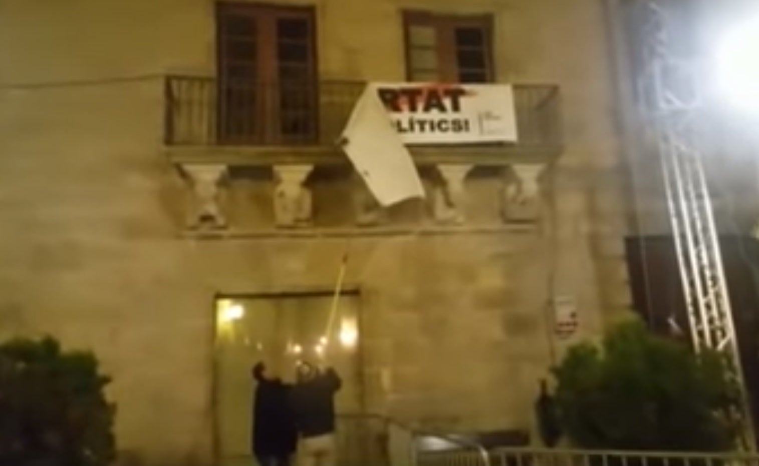 Descuelgan la pancarta de apoyo a los políticos presos en Cervera, horas antes de la celebración de Marc Márquez Descuelgan la pancarta de apoyo a los políticos presos en Cervera, horas antes de la celebración de Marc Márquez