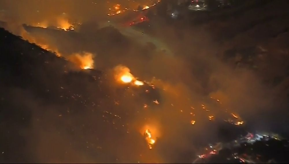 Al menos 9 muertos y 35 desaparecidos en los incendios más destructivos de la historia de California
