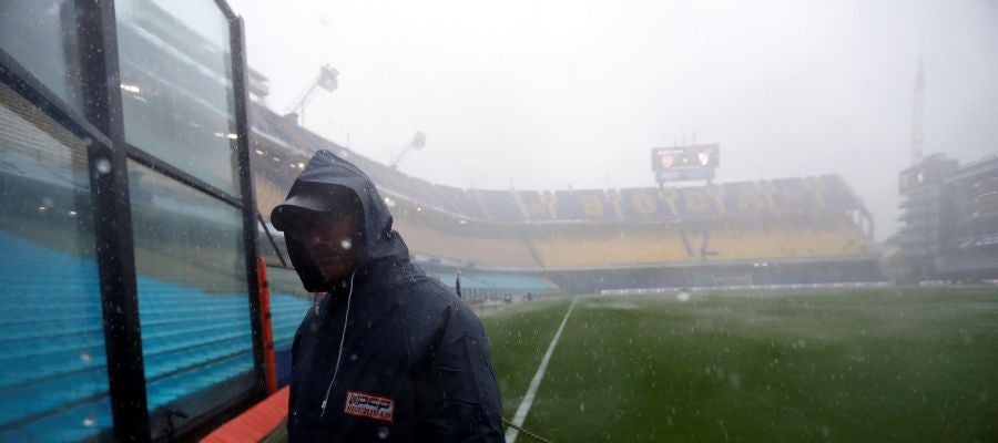 Un trabajador revisa las instalaciones del estadio la Bombonera Un trabajador revisa las instalaciones del estadio la Bombonera