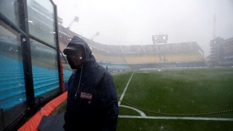 Un trabajador revisa las instalaciones del estadio la Bombonera