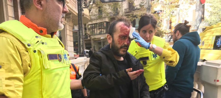 Víctima de un ataque en el Metro de Barcelona por llevar una bandera de España Víctima de un ataque en el Metro de Barcelona por llevar una bandera de España