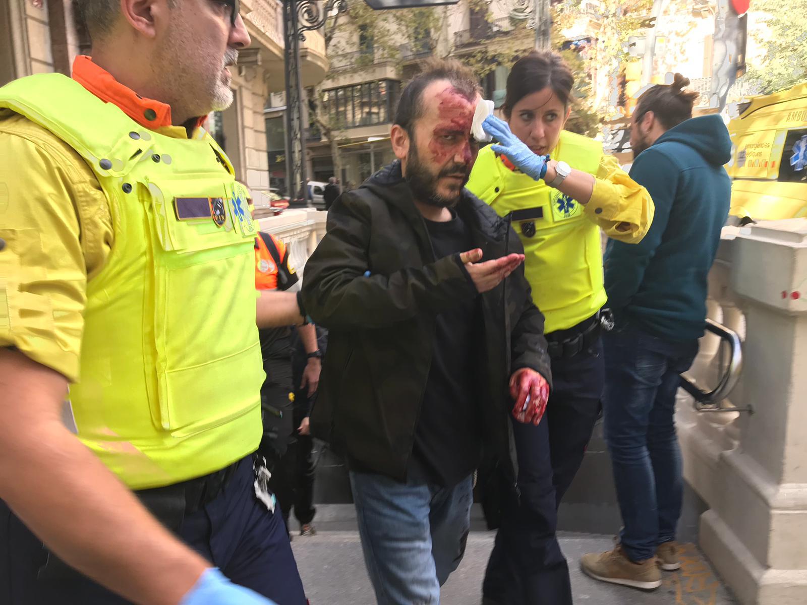 Agreden a un hombre en el metro de Barcelona que llevaba los colores de la bandera de España Agreden a un hombre en el metro de Barcelona que llevaba los colores de la bandera de España