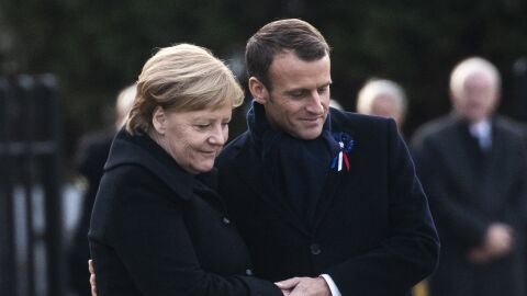 Emmanuel Macron y Angela Merkel asisten a una ceremonia en el Memorial del Armisticio en Compi&egrave;gne (al norte de Par&iacute;s)