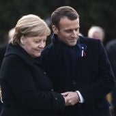 Emmanuel Macron y  Angela Merkel asisten a una ceremonia en el Memorial del Armisticio en Compiègne (al norte de París)