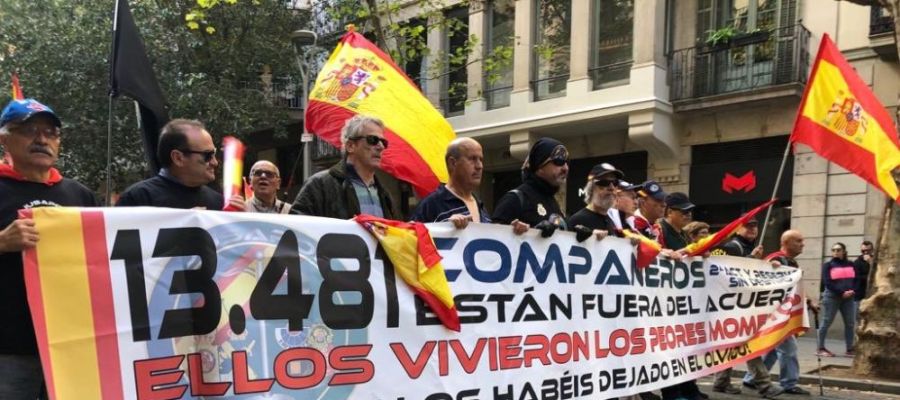 Noticias Fin de Semana (10-11-2018) Jusapol se vuelve a manifestar en Barcelona para exigir al Gobierno la equiparación salarial Noticias Fin de Semana (10-11-2018) Jusapol se vuelve a manifestar en Barcelona para exigir al Gobierno la equiparación salarial