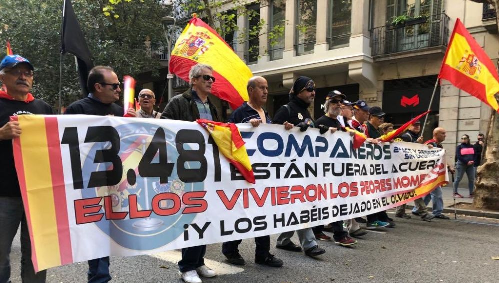 Medio millar de policías marchan en Barcelona por su equiparación salarial Medio millar de policías marchan en Barcelona por su equiparación salarial