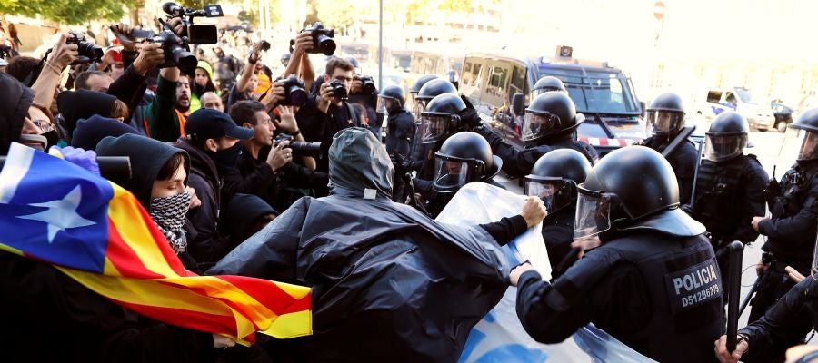 Cargas policiales durante la manifestación de los Comités de Defensa de la República (CDR) en Barcelona. Cargas policiales durante la manifestación de los Comités de Defensa de la República (CDR) en Barcelona.