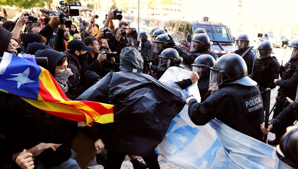 Cargas policiales durante la manifestación de los Comités de Defensa de la República (CDR) en Barcelona.