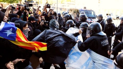 Cargas policiales durante la manifestaci&oacute;n de los Comit&eacute;s de Defensa de la Rep&uacute;blica (CDR) en Barcelona.