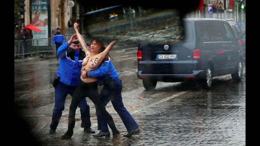 Una activista de Femen, detenida antes de alcanzar la caravana de Trump en la ceremonia del Armisticio Una activista de Femen, detenida antes de alcanzar la caravana de Trump en la ceremonia del Armisticio