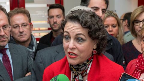 La ministra de Trabajo, Migraciones y Seguridad Social, Magdalena Valerio, atiende a los medios.