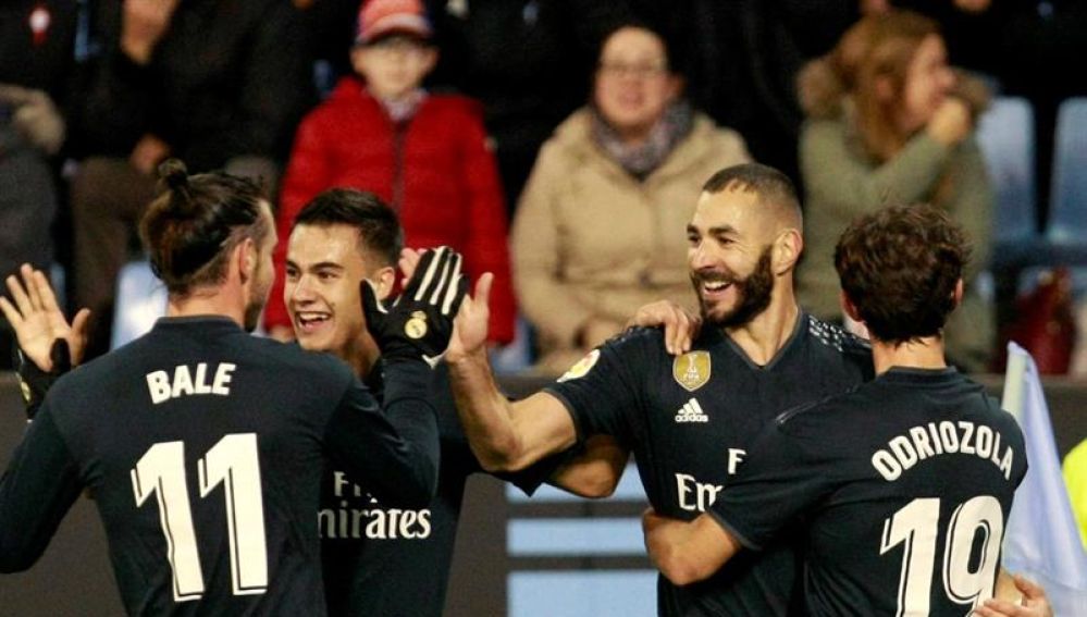 Los jugadores del Real Madrid celebran uno de los goles en Vigo. 
