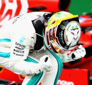Lewis Hamilton celebra una victoria Lewis Hamilton celebra una victoria
