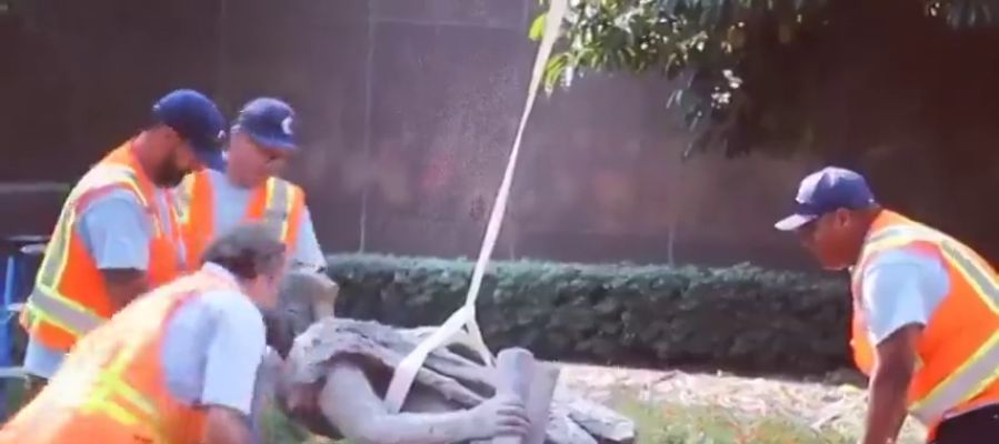 Los Ángeles retira una estatua de Cristóbal Colón como un acto de "justicia" porque "contribuyó al mayor genocidio registrado" Los Ángeles retira una estatua de Cristóbal Colón como un acto de "justicia" porque "contribuyó al mayor genocidio registrado"