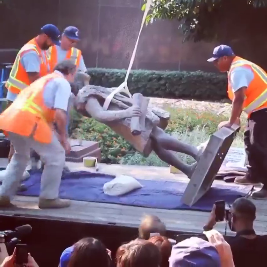 Los Ángeles retira una estatua de Cristóbal Colón como un acto de "justicia restauradora" Los Ángeles retira una estatua de Cristóbal Colón como un acto de "justicia restauradora"