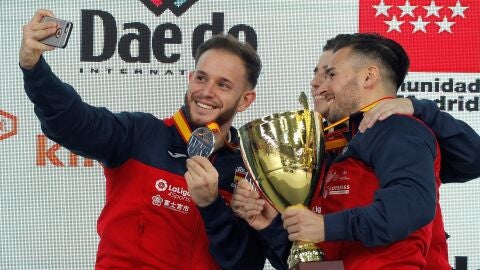 Los espa&ntilde;oles Jos&eacute; Manuel Carbonell, Sergio Gal&aacute;n y Francisco Jos&eacute; Salazar posan con la medalla de plata en la modalidad de kata 