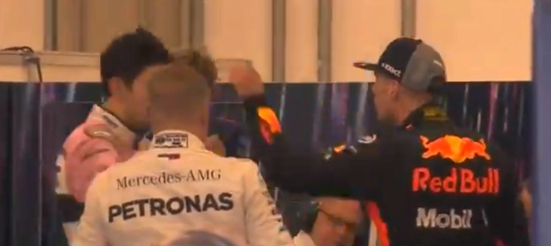 Sancionan a Verstappen con dos días de servicio público por empujar y golpear a Ocon Sancionan a Verstappen con dos días de servicio público por empujar y golpear a Ocon