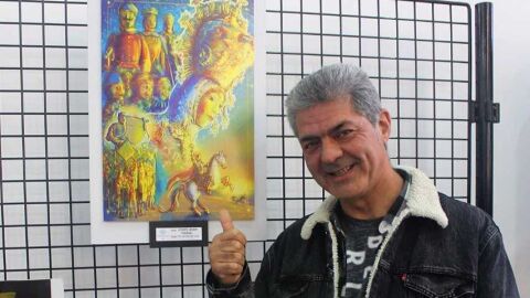 Vicente Javier Poveda junto a su cartel ganador del concurso