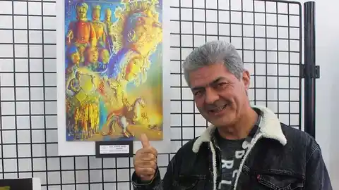 Vicente Javier Poveda junto a su cartel ganador del concurso Vicente Javier Poveda junto a su cartel ganador del concurso