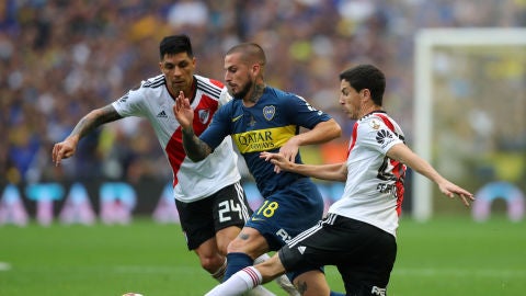 Dario Benedetto trata de regatear a Ignacio Fernandez y Enzo Perez